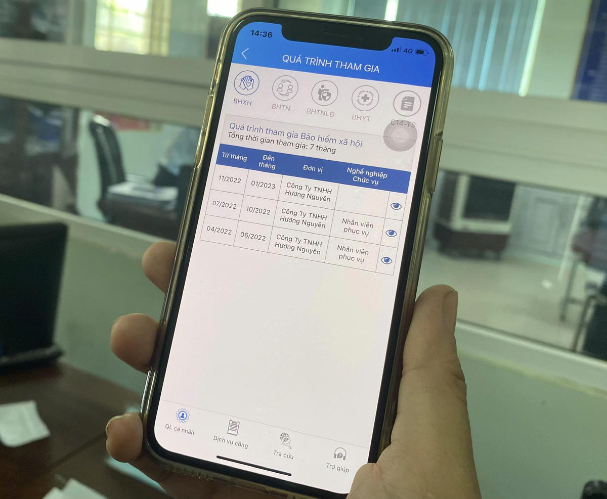 Người dân chỉ cài đặt ứng dụng VssID – Bảo hiểm xã hội số từ Google Play hoặc App Store. Ảnh: Hồ Tú