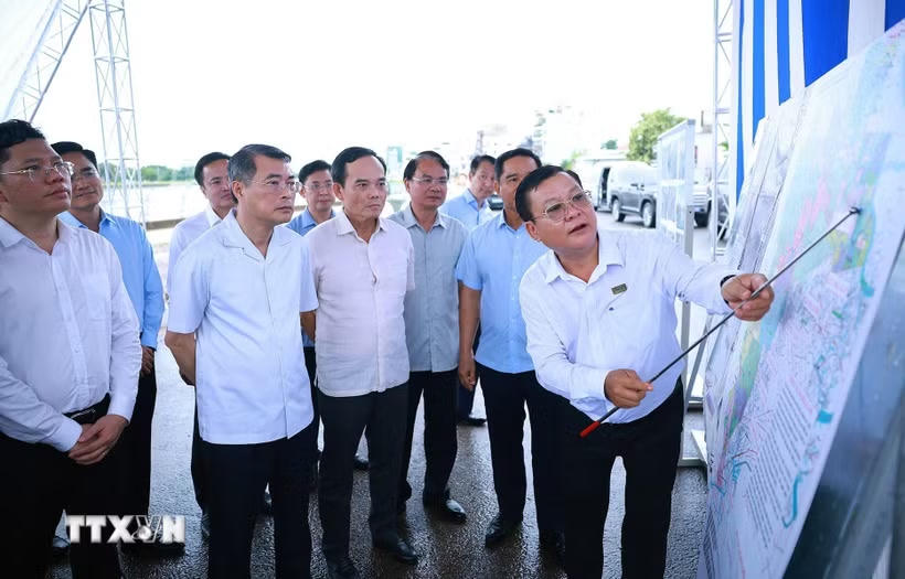 Thủ tướng Lê Minh Hưng kiểm tra thực địa Dự án xây dựng hạ tầng và cải tạo môi trường kênh Tham Lương-Bến Cát-Rạch Nước Lên, tại phường An Nhơn. (Ảnh: Dương Giang/TTXVN).