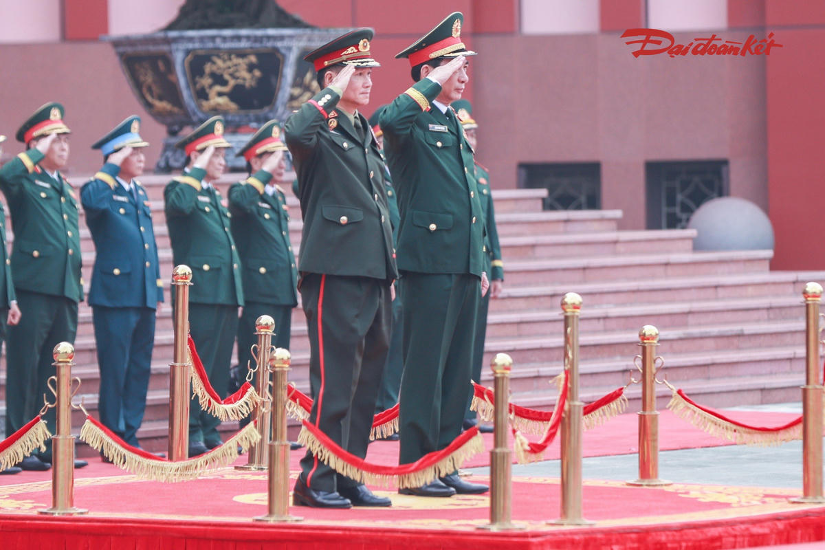 Đại tướng Phan Văn Giang và Đại tướng Khamliang Outhakaysone thực hiện nghi lễ chào cờ. Ảnh: Quang Vinh