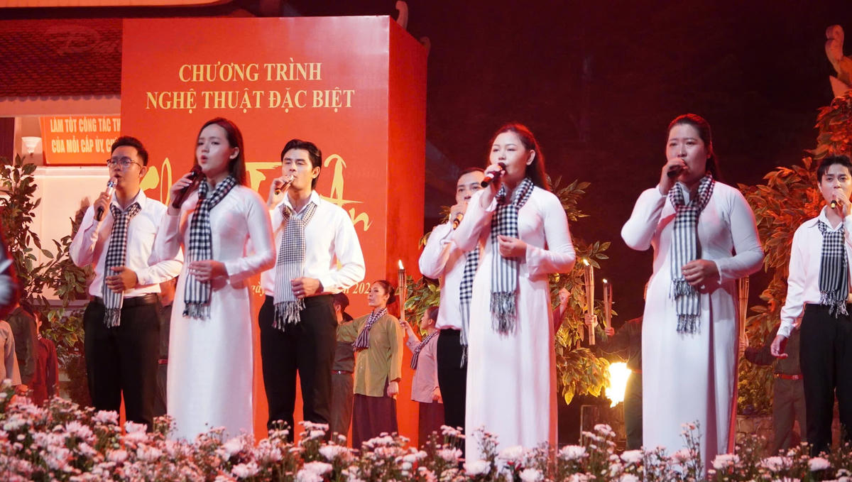 Xúc động 'Đêm tri ân' tưởng nhớ những anh hùng liệt sĩ đã hy sinh vì Tổ quốc