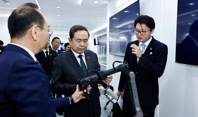 Chủ tịch Quốc hội Trần Thanh Mẫn thăm Khu Phát triển Kinh tế-Công nghệ Bắc Kinh