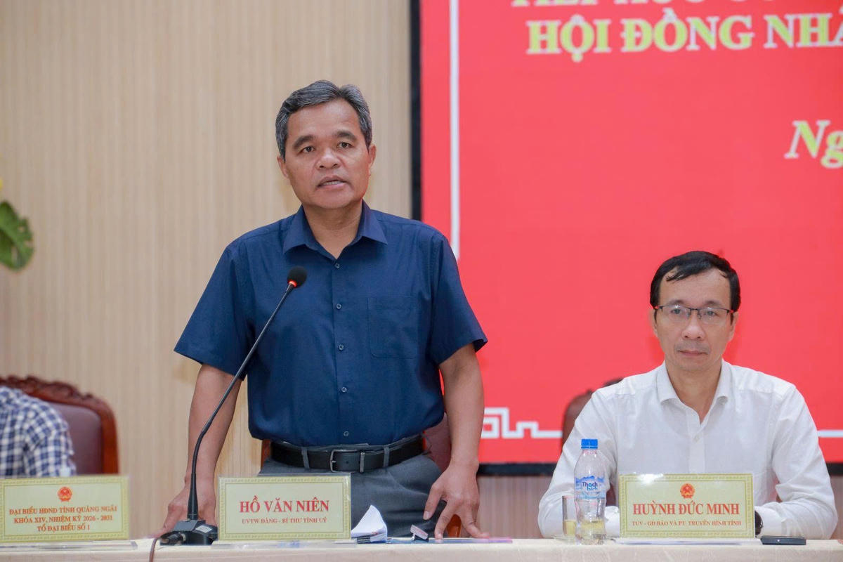 Bí thư Tỉnh ủy Quảng Ngãi Hồ Văn Niên phát biểu tại buổi tiếp xúc cử tri. Ảnh: BT.