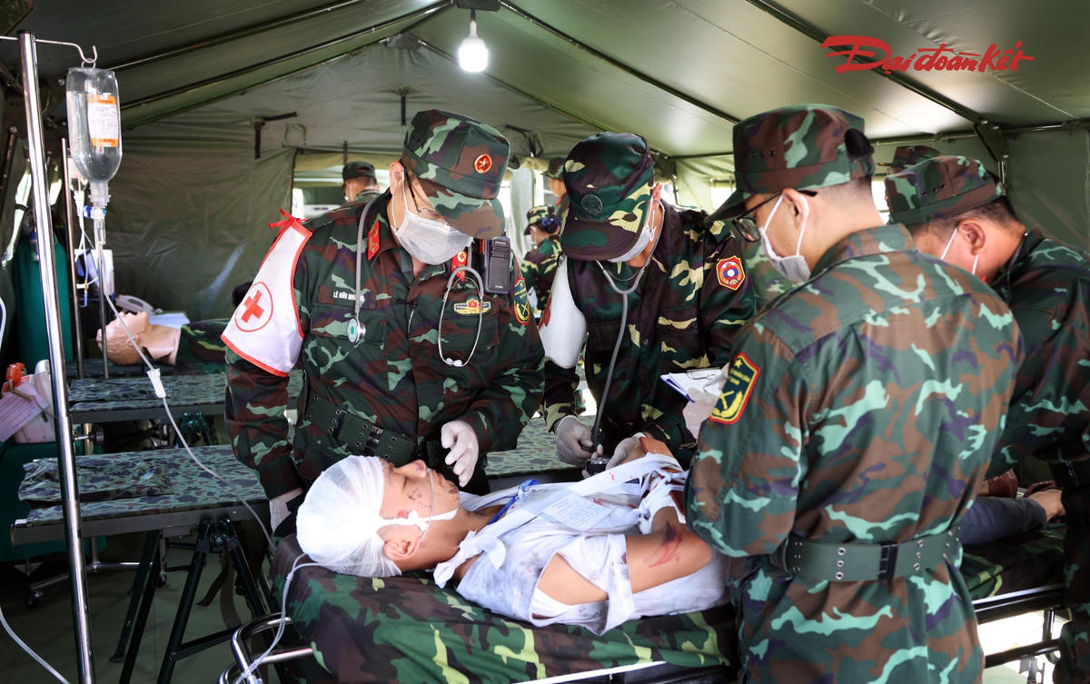 Triển khai bệnh viện dã chiến trong Diễn tập. Ảnh: Quang Vinh