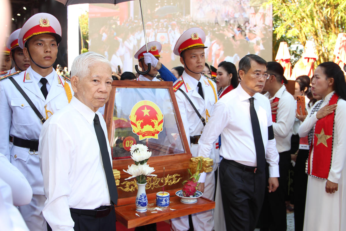 Ủy viên Bộ Chính trị, Thủ tướng Chính phủ Lê Minh Hưng; nguyên Ủy viên Bộ Chính trị, nguyên Chủ tịch nước Nguyễn Minh Triết tiễn đưa hài cốt các Anh hùng liệt sĩ. Ảnh: QĐ.