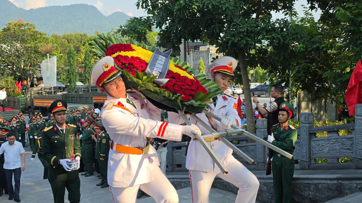Người dân thành kính tiễn đưa 93 hài cốt liệt sĩ về Nghĩa trang Liệt sĩ quốc gia Vị Xuyên