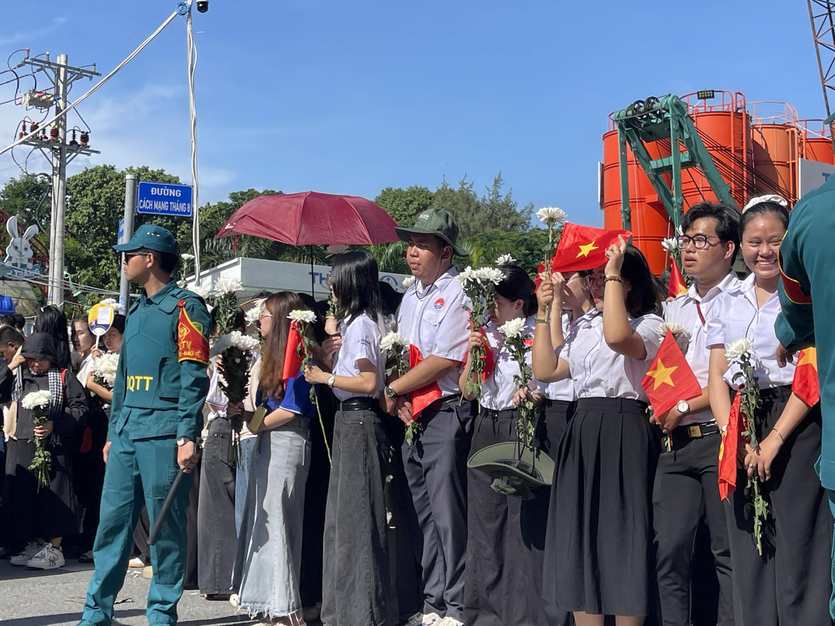 Các em học sinh cũng tới tri ân các Anh hùng liệt sĩ. Ảnh: Đ.Xá. 