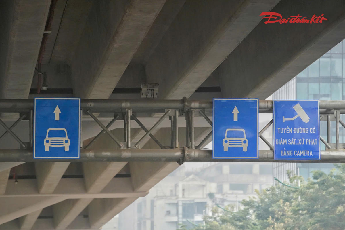 Đi xe máy vào làn ô tô, nhiều tài xế bị CSGT xử phạt