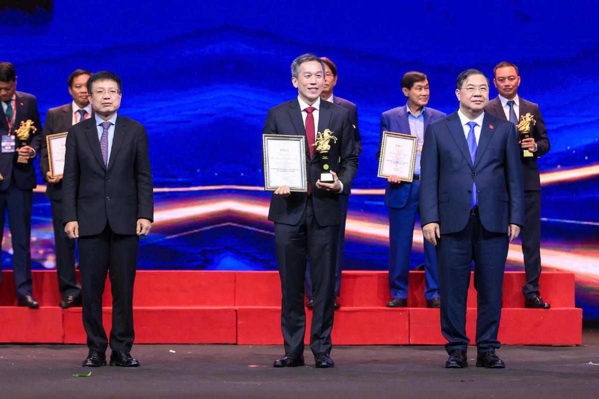 Tổng Giám đốc Lester Tan được VCCI vinh danh “Doanh nhân Việt Nam tiêu biểu – Cúp Thánh Gióng 2026” tối ngày 11/10 (Ảnh: BTC)