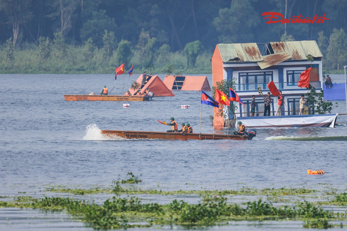 Diễn tập ứng cứu khẩn cấp nhân dân vùng ngập lụt. Ảnh: Quang Vinh