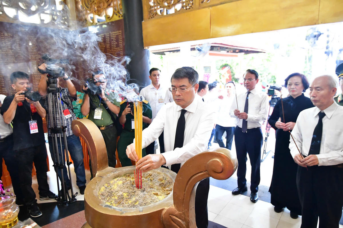 Thủ tướng Chính phủ Lê Minh Hưng dâng hương tưởng niệm Cố Tổng Bí thư Trần Phú cùng các Anh hùng liệt sĩ tại công viên Lê Thị Riêng. Ảnh: BTC.