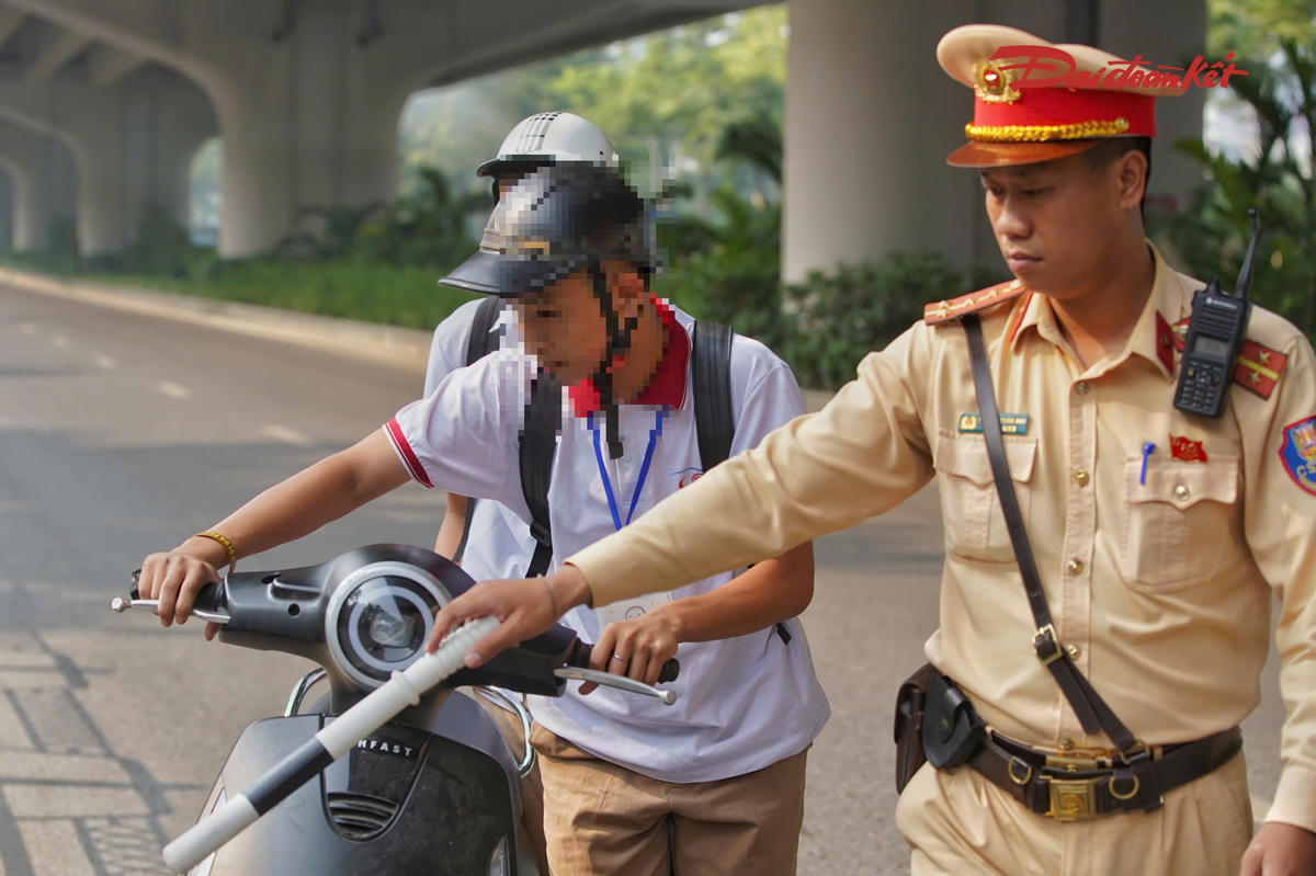 Theo Đại úy Nguyễn Tuấn Anh, hành vi này không chỉ gây mất trật tự giao thông mà còn tiềm ẩn nguy cơ tai nạn cho chính người điều khiển xe máy và những người tham gia giao thông xung quanh.