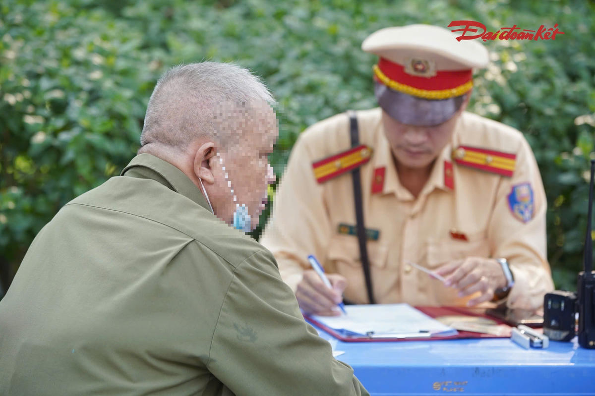 Một trường hợp khác là ông T. cũng bị phát hiện điều khiển xe máy đi vào làn ô tô. Giải thích với CSGT, ông cho biết, do muốn quay đầu về hướng Mai Dịch nên đã đi vào làn đường dành cho ô tô.