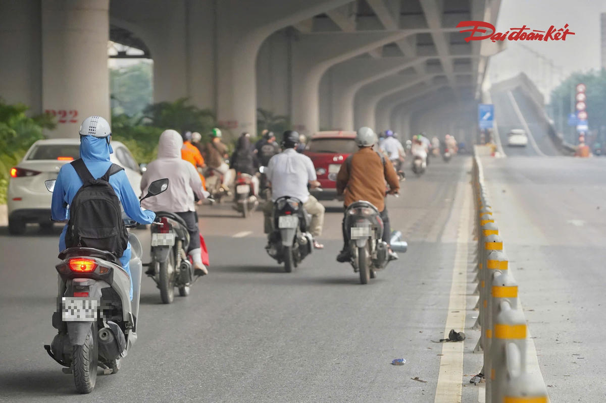 Đi xe máy vào làn ô tô, nhiều tài xế bị CSGT xử phạt