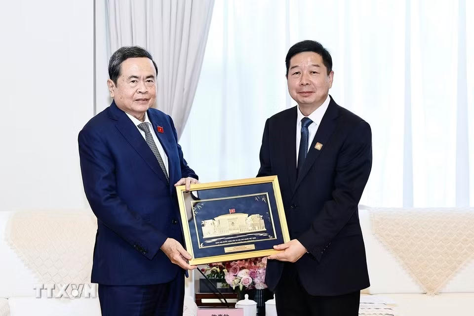 Chủ tịch Quốc hội Trần Thanh Mẫn tặng quà lưu niệm Bí thư Thành ủy Diên An Vương Hải Bằng. (Ảnh: Doãn Tấn/TTXVN)