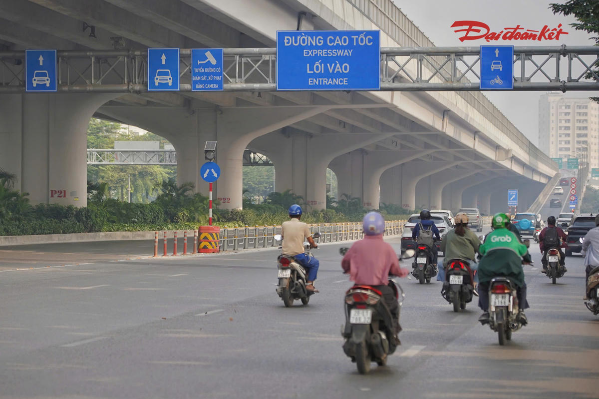 Trước đó, đường Phạm Văn Đồng được Sở Xây dựng Hà Nội tổ chức phân tách làn ô tô và xe máy bằng rào chắn tại hai làn sát dải phân cách giữa từ ngày 4/7/2025. Tuy nhiên, sau thời gian triển khai, một bộ phận người tham gia giao thông vẫn chưa chấp hành nghiêm quy định về làn đường.