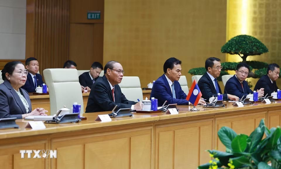 Thủ tướng Lê Minh Hưng hội kiến đồng chí Vilay Lakhamfong, Thường trực Ban Bí thư Trung ương Đảng Nhân dân Cách mạng Lào. (Ảnh: Dương Giang/TTXVN)