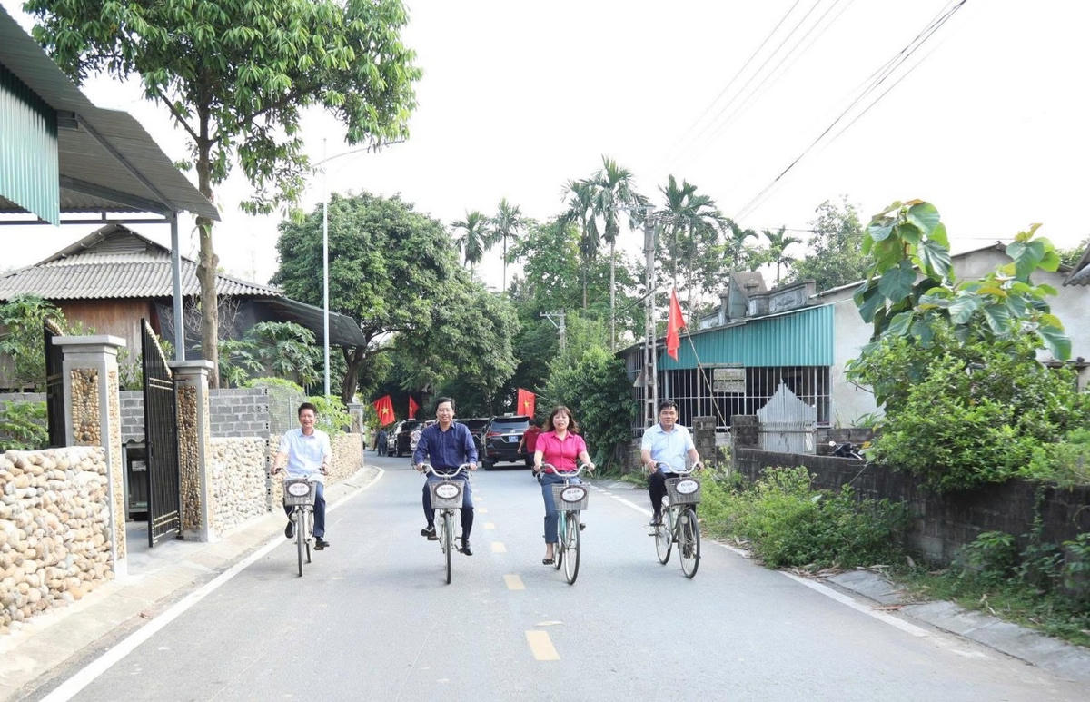 Bí thư Tỉnh ủy và Chủ tịch MTTQ tỉnh Lào Cai đạp xe trải nghiệm làng du lịch. Ảnh: CTV.