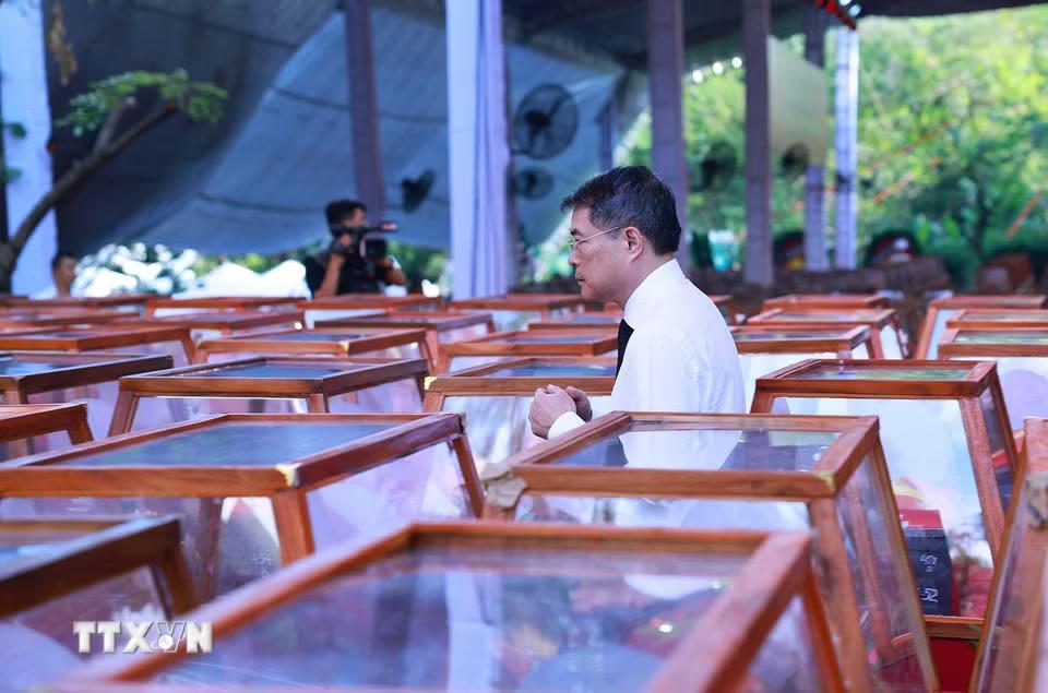 Thủ tướng Lê Minh Hưng dự Lễ viếng, Lễ truy điệu 731 hài cốt liệt sỹ được tìm kiếm, quy tập tại Công viên văn hóa Lê Thị Riêng, phường Hòa Hưng, Thành phố Hồ Chí Minh. (Ảnh: Dương Giang/TTXVN)