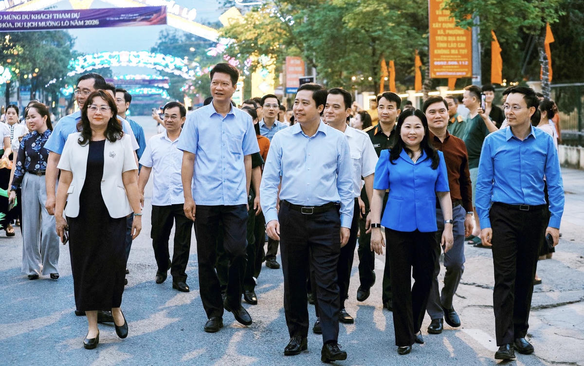 Lãnh đạo tỉnh Lào Cai tham quan và dự tổng duyệt nghệ thuật. Ảnh: CTV.