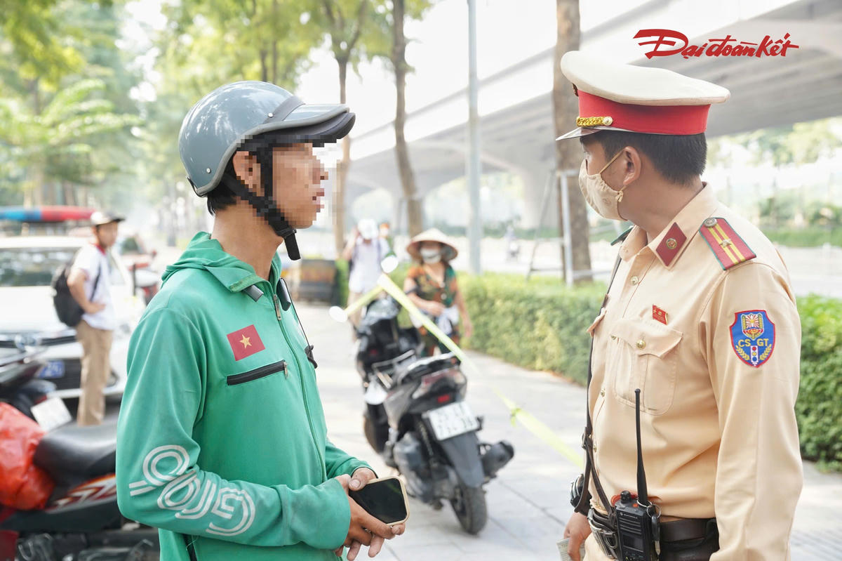 Tài xế P.T.H. (sinh năm 2004, trú tại Hà Nội) cho biết, đã lâu không điều khiển phương tiện đi trên đường Phạm Văn Đồng nên chưa nắm rõ việc tổ chức phân làn.