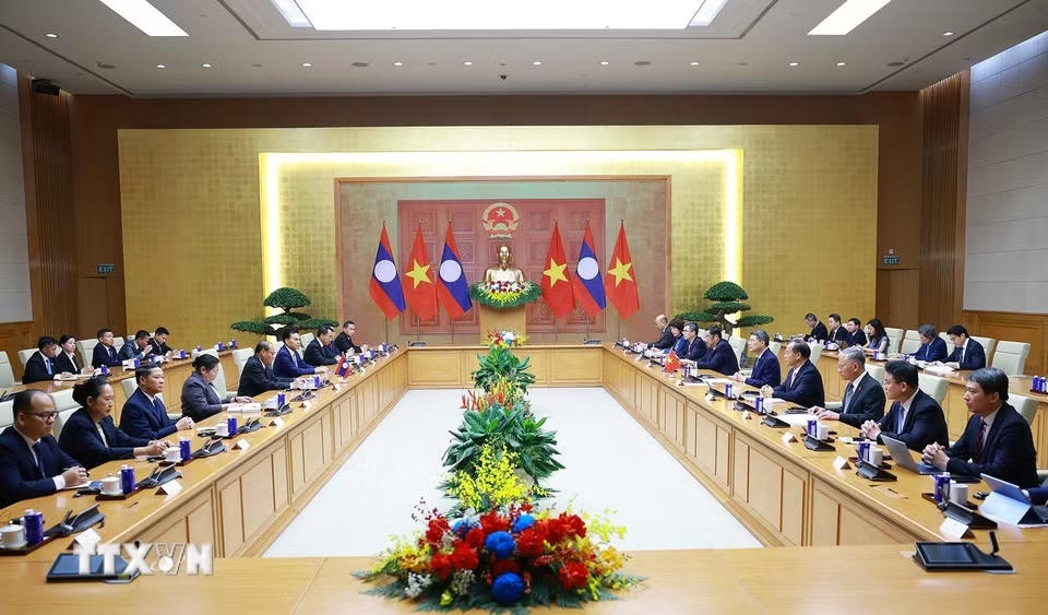 Thủ tướng Lê Minh Hưng hội kiến đồng chí Vilay Lakhamfong, Thường trực Ban Bí thư Trung ương Đảng Nhân dân Cách mạng Lào. (Ảnh: Dương Giang/TTXVN)