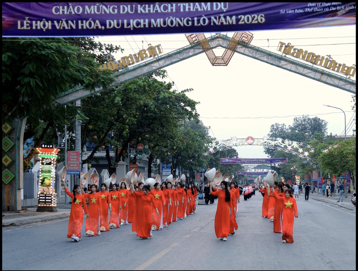 Bí thư Tỉnh ủy Lào Cai trải nghiệm du lịch Mường Lò bằng xe đạp