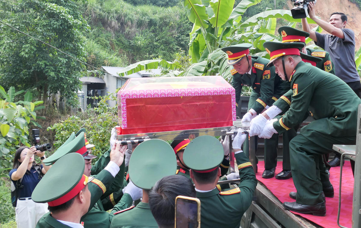 Người dân thành kính tiễn đưa 93 hài cốt liệt sĩ về Nghĩa trang Liệt sĩ quốc gia Vị Xuyên