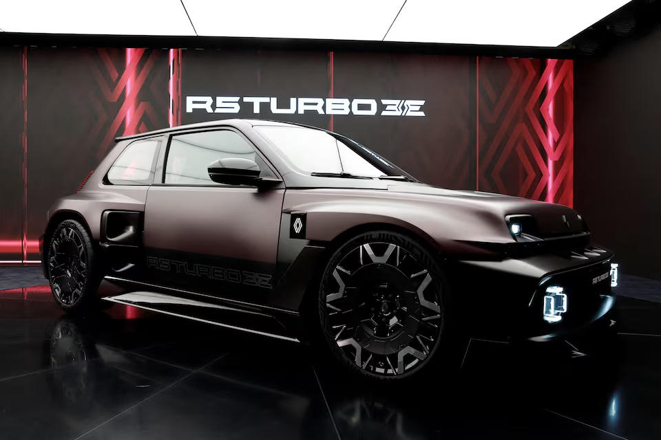 Xe điện Renault R5 Turbo 3E được trưng bày tại Triển lãm Ô tô Paris 2026. Nguồn: Reuters.