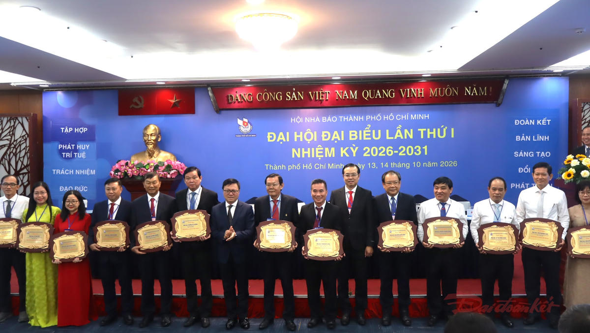 Hội Nhà báo Việt Nam trao kỷ niệm chương "Vì sự nghiệp báo chí cách mạng Việt Nam" cho các nhà báo hội viên Hội Nhà báo TPHCM. Ảnh: T.Luân