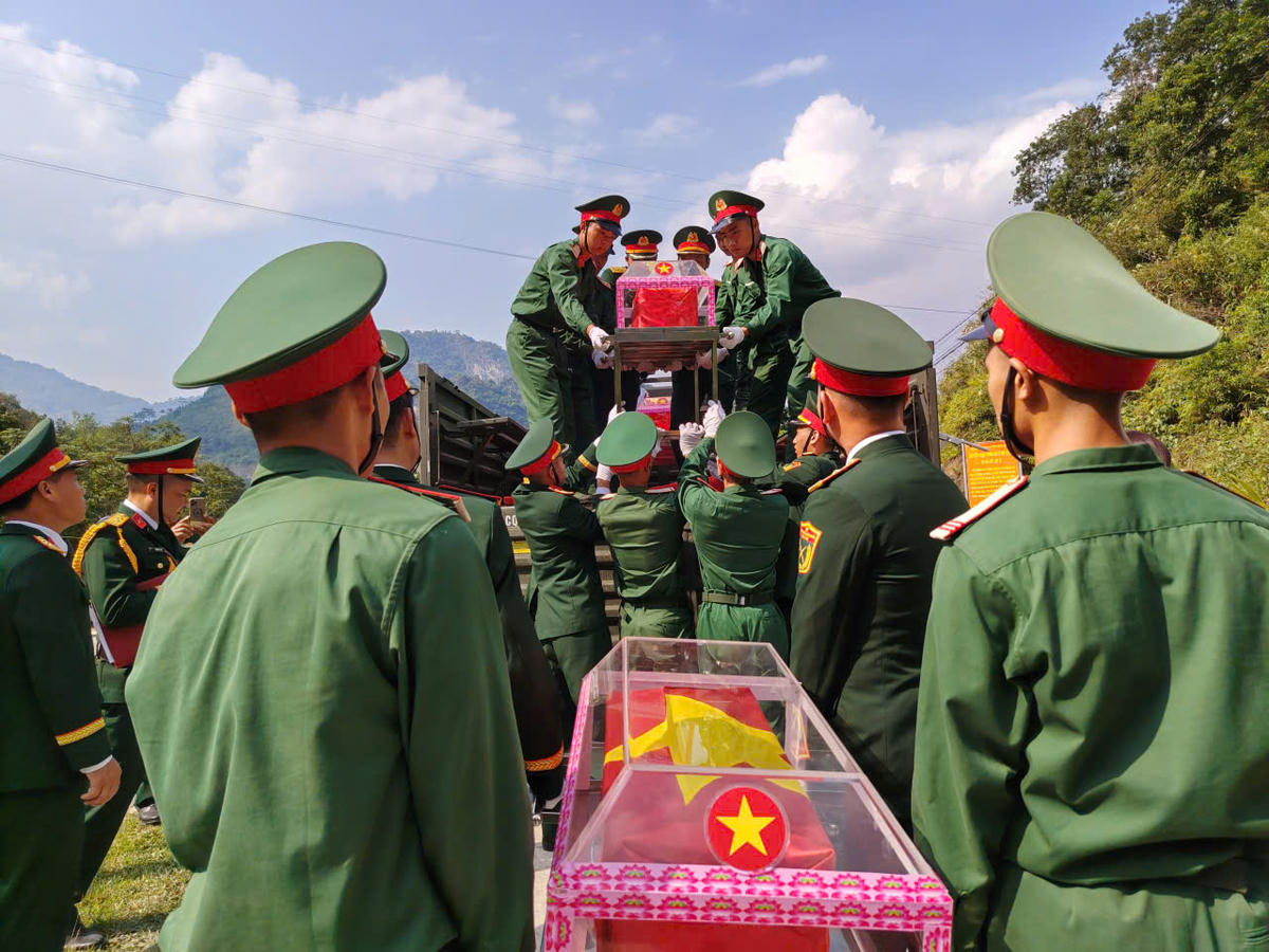 Lực lượng chức năng đưa hài cốt liệt sĩ lên các xe chuẩn bị di chuyển về Nghĩa trang Liệt sĩ quốc gia Vị Xuyên.