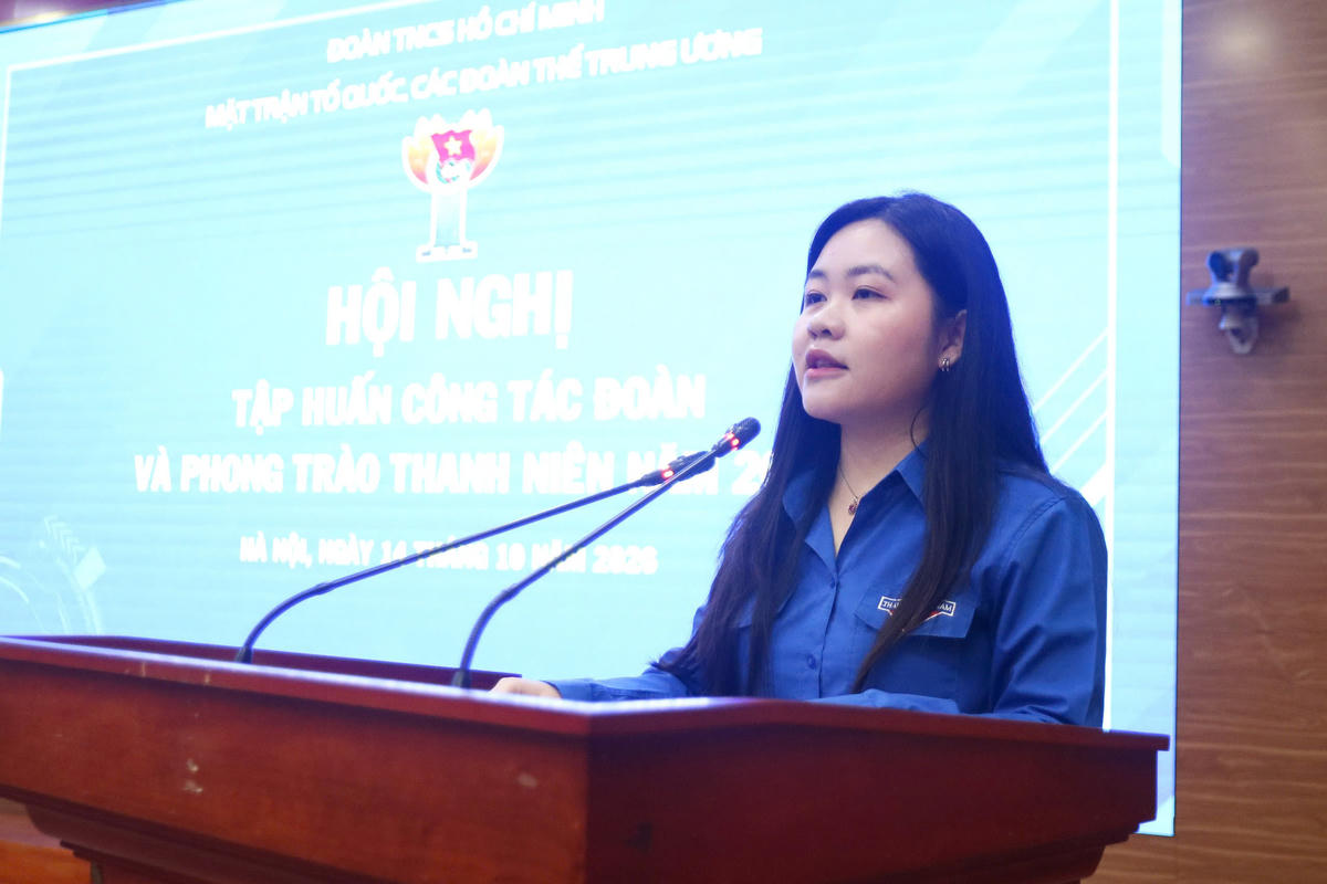 Bà Nông Quỳnh Ngân - Phó Bí thư, Chủ nhiệm Ủy ban Kiểm tra Đoàn MTTQ, các đoàn thể Trung ương phát biểu tại Hội nghị.