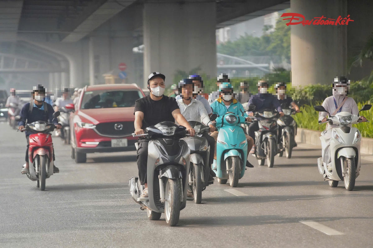 Nhiều thời điểm, xe máy đi lẫn vào dòng ô tô, buộc các tài xế phải chủ động giảm tốc độ để tránh xảy ra va chạm.