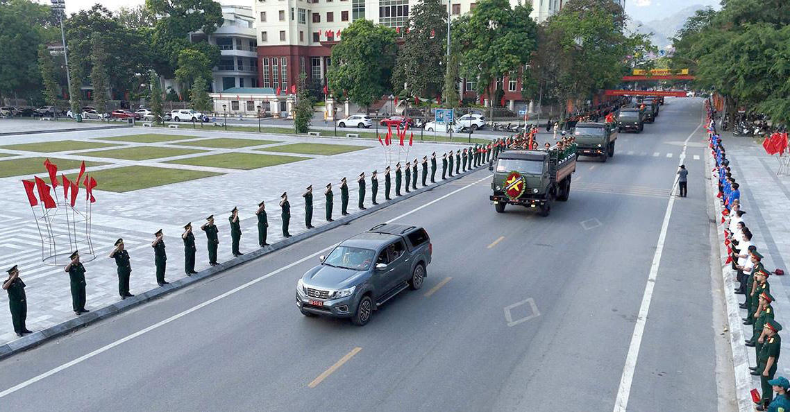 Đoàn xe tiêu binh đưa 93 hài cốt liệt sĩ về Nghĩa trang Liệt sĩ quốc gia Vị Xuyên chiều 14/10.