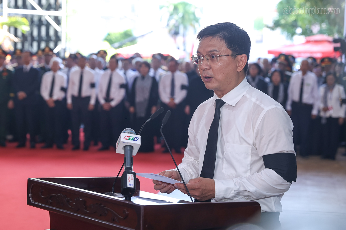 Ông Nguyễn Mạnh Cường đọc điếu văn tại buổi lễ. Ảnh: NB.