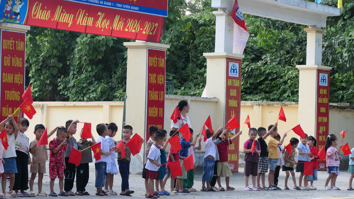 Người dân thành kính tiễn đưa 93 hài cốt liệt sĩ về Nghĩa trang Liệt sĩ quốc gia Vị Xuyên