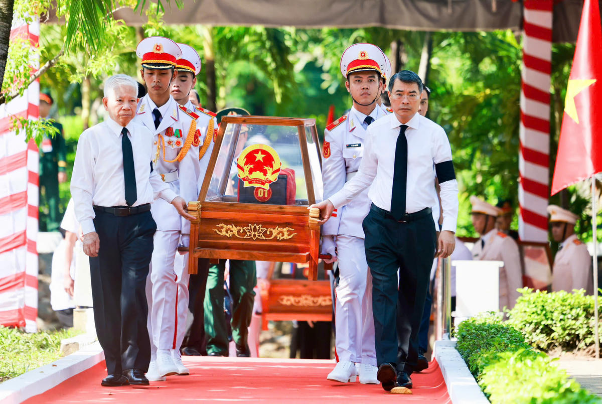 Ủy viên Bộ Chính trị, Thủ tướng Chính phủ Lê Minh Hưng; nguyên Ủy viên Bộ Chính trị, nguyên Chủ tịch nước Nguyễn Minh Triết tiễn đưa hài cốt các Anh hùng liệt sĩ về nơi an táng tại Nghĩa trang Liệt sĩ thành phố . Ảnh: QĐ.