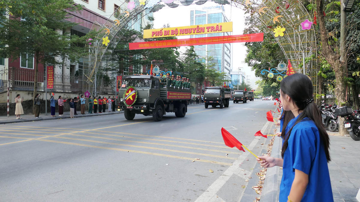 Người dân thành kính tiễn đưa 93 hài cốt liệt sĩ về Nghĩa trang Liệt sĩ quốc gia Vị Xuyên