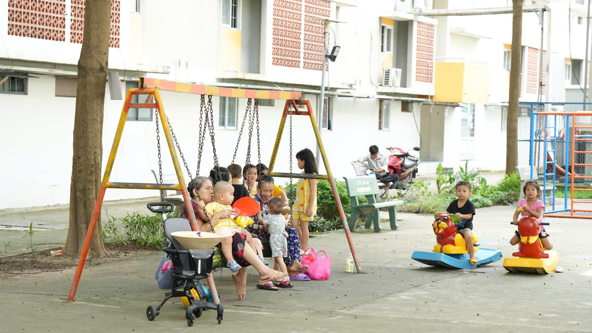 Công nhân mong muốn ổn định về nhà ở để con cái có không gian vui chơi. 	Ảnh: Đ.A
