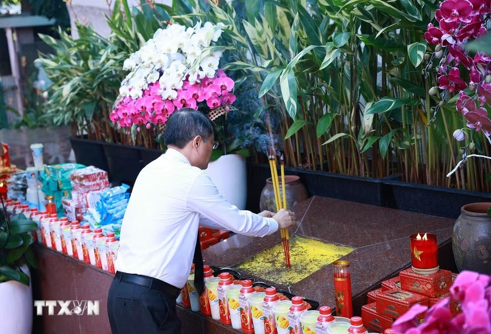 Thủ tướng Lê Minh Hưng dâng hoa, dâng hương tại Tượng đài Cố Tổng Bí thư Trần Phú. (Ảnh: Dương Giang/TTXVN)