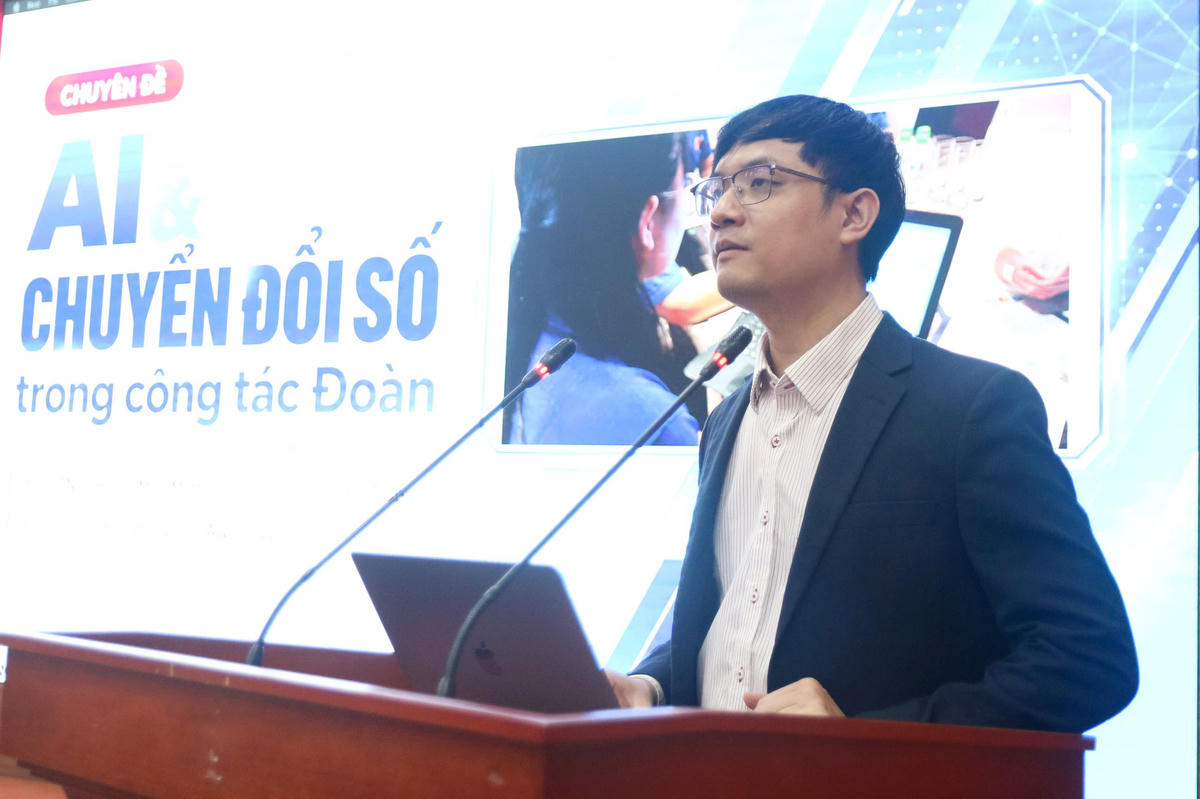 Báo cáo viên trình bày chuyên đề tập huấn tại Hội nghị.