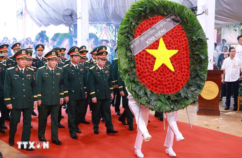 Đoàn Bộ Quốc phòng viếng các Anh hùng liệt sỹ được tìm kiếm, quy tập tại Công viên văn hóa Lê Thị Riêng, phường Hòa Hưng, Thành phố Hồ Chí Minh. (Ảnh: Dương Giang/TTXVN)