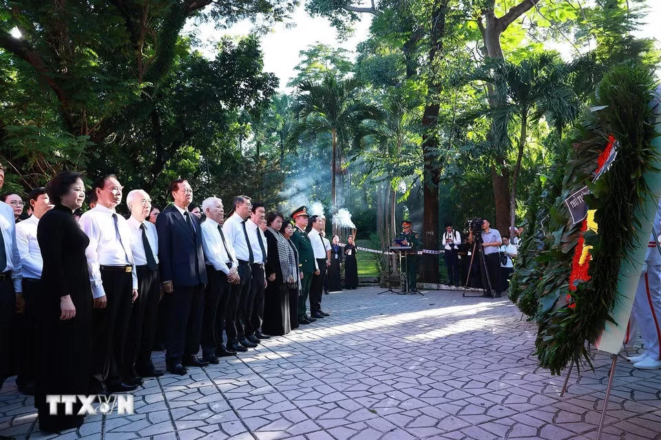 Thủ tướng Lê Minh Hưng dâng hoa, dâng hương tại Tượng đài Cố Tổng Bí thư Trần Phú. (Ảnh: Dương Giang/TTXVN)