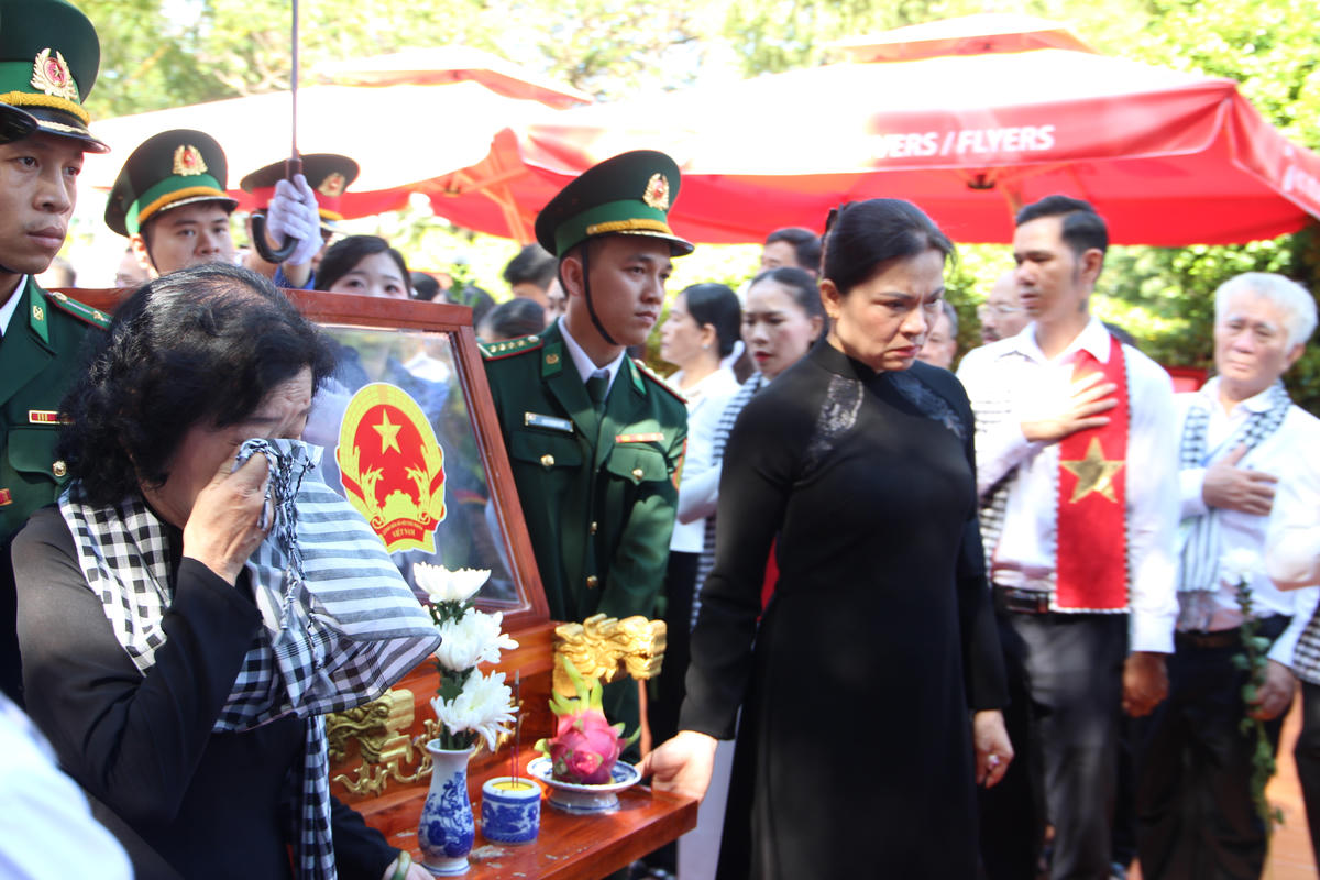 Phó Chủ tịch - Tổng Thư ký Ủy ban Trung ương MTTQ Việt Nam Hà Thị Nga tiễn đưa hài cốt các Anh hùng liệt sĩ. Ảnh: QĐ.