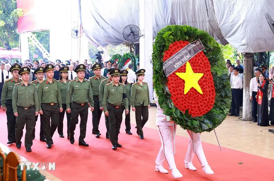 Đoàn Bộ Công an viếng các Anh hùng liệt sỹ được tìm kiếm, quy tập tại Công viên văn hóa Lê Thị Riêng, phường Hòa Hưng, Thành phố Hồ Chí Minh. (Ảnh: Dương Giang/TTXVN)