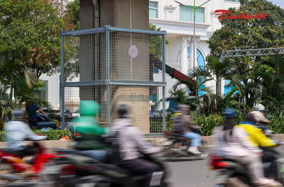 Những ngày gần đây, tại khu vực đường Nguyễn Trãi, đoạn trước khu đô thị Royal City, công nhân đang lắp đặt hệ thống giá đỡ và bố trí chậu cây quanh các trụ đường sắt trên cao. Những khối bê tông vốn chiếm diện tích lớn trong không gian giao thông bắt đầu được bổ sung các mảng xanh.