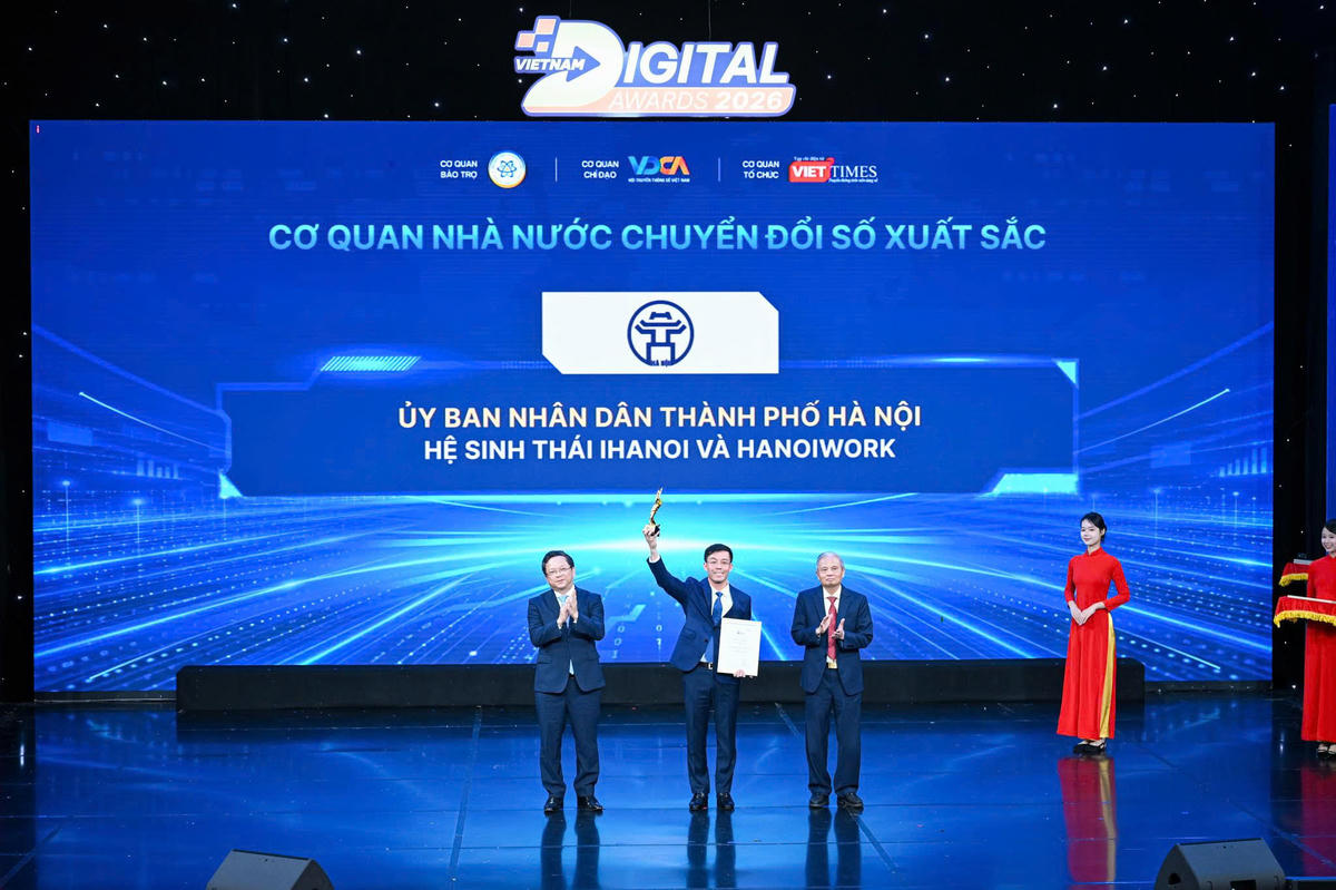 Đại diện Sở KHCN Hà Nội nhận giải thưởng hạng mục “Cơ quan nhà nước chuyển đổi số xuất sắc” cho hệ sinh thái iHanoi và HanoiWork. Ảnh: Minh Sơn.
