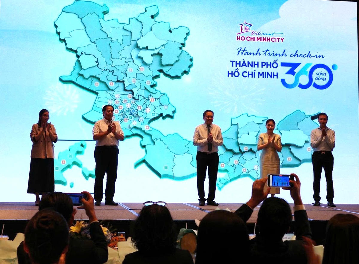 Lãnh đạo Sở Du lịch TPHCM cùng các đại biểu nhấn nút công bố chương trình “Hành trình check-in TPHCM – 360 độ sống động”. Ảnh: L.N