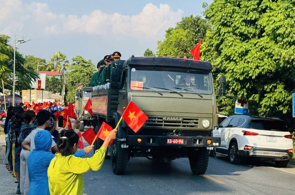 Người dân thành kính tiễn đưa 93 hài cốt liệt sĩ về Nghĩa trang Liệt sĩ quốc gia Vị Xuyên