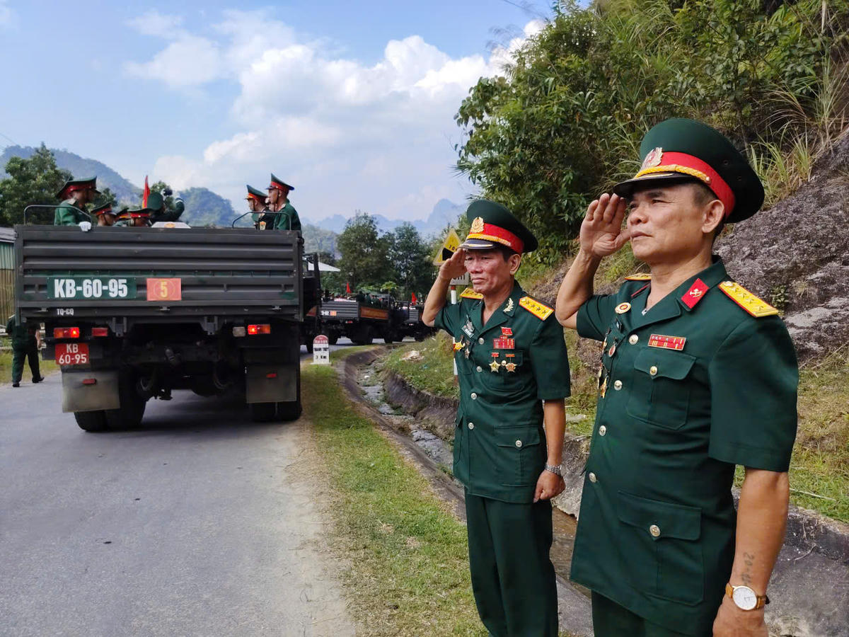 Đông đảo cán bộ, chiến sĩ, cựu chiến binh và nhân dân đứng nghiêm trang, thành kính tiễn đưa các liệt sĩ trở về với đồng đội.