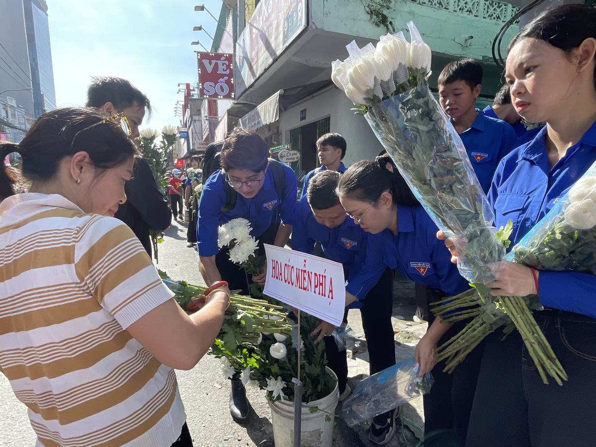 Nhiều người mang hoa trắng tới tặng miễn phí nhằm tri ân các Anh hùng liệt sĩ. Ảnh: Đ.Xá.
